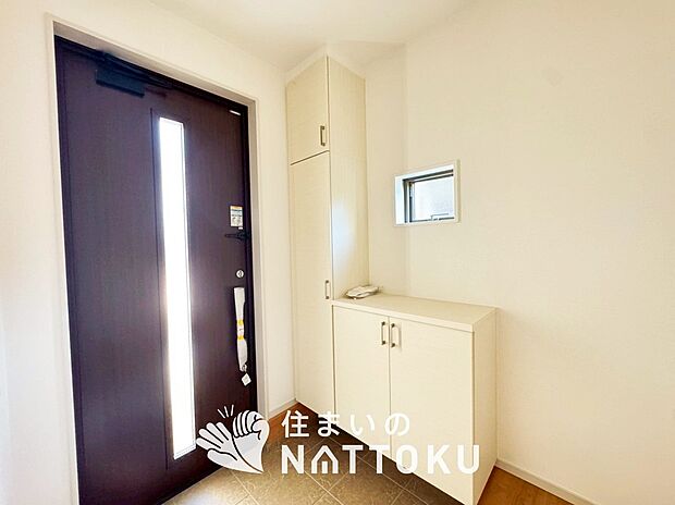 【現地写真(玄関)】玄関には、大型のシューズ収納を設置しています。