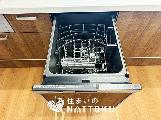 【食器洗い乾燥機】食後の時間にゆとりを与えてくれる食器洗い乾燥機。
操作ボタンも上面にあるので、腰をかがめずに操作ができラクラクです。