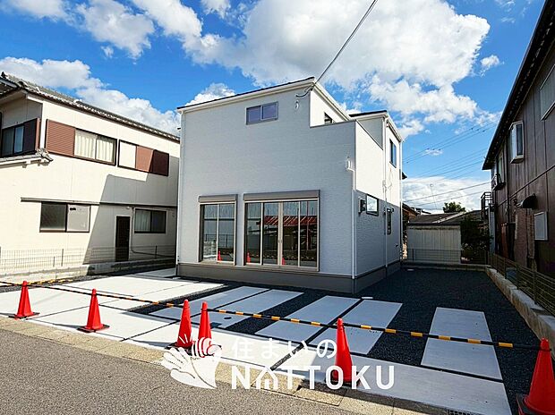 【現地写真(駐車場)】駐車スペースが広く、運転が苦手な方も安心です。