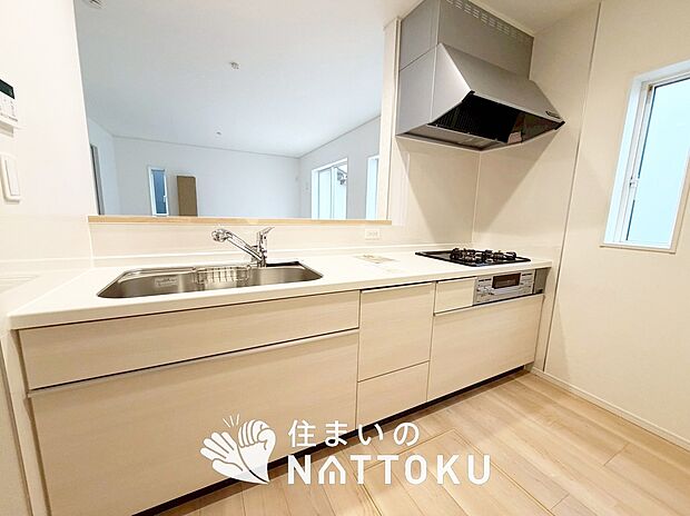 【現地写真（キッチン）】収納たっぷりのシステムキッチン、浄水器付水栓を標準装備しています。