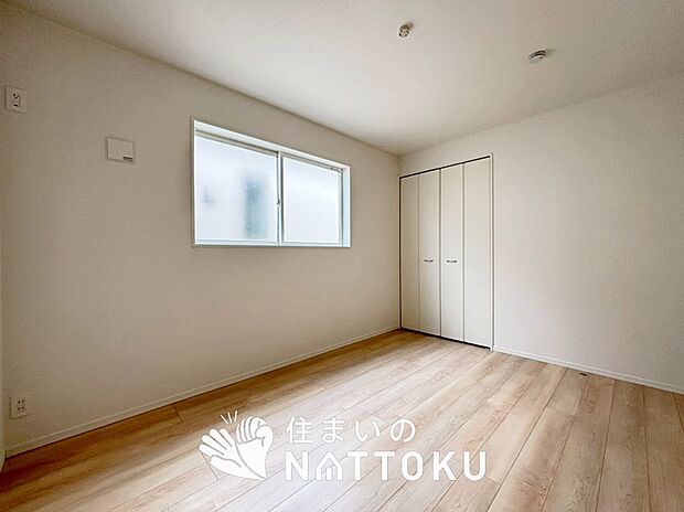 【現地写真（洋室）】木目の美しさを際立たせるシンプルデザインの建具を使用しています。