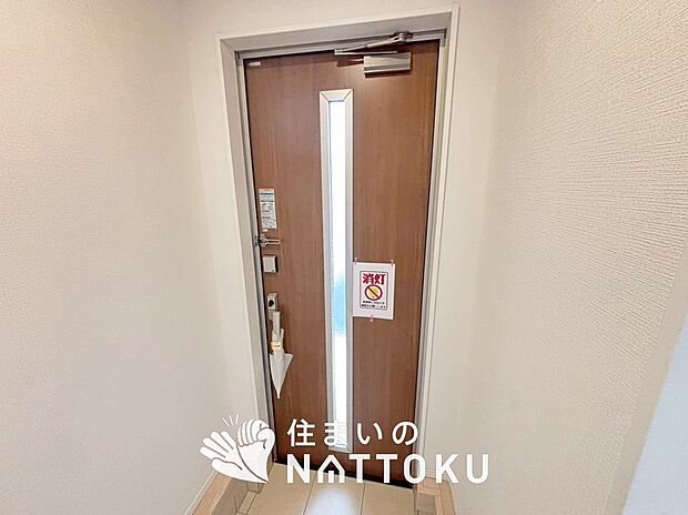 【現地写真（玄関）】玄関には、大型のシューズ収納を設置しています。