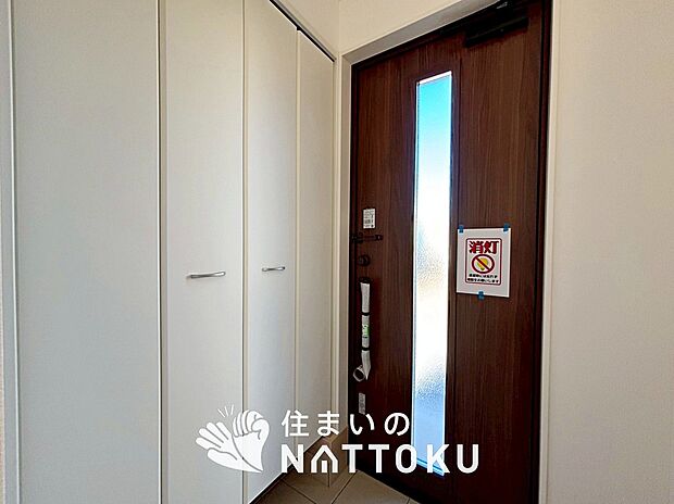 【現地写真(玄関)】玄関には、大型のシューズ収納を設置しています。