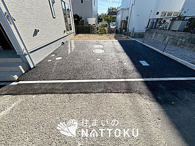 【現地写真(駐車場)】駐車スペースが広く、運転が苦手な方も安心です。