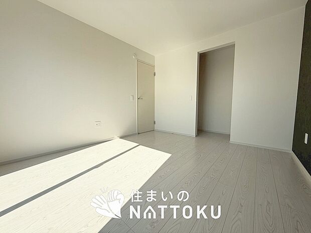 【現地写真（寝室）】木目の美しさを際立たせるシンプルデザインの建具を使用しています。