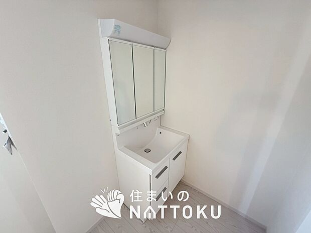 【洗面台・洗面所】鏡の両サイドは、必要なものを取出しやすく、大きな鏡面で朝の準備も快適。
使いやすいリフトアップ機能付きのシングルレバーシャワー水栓付です。
