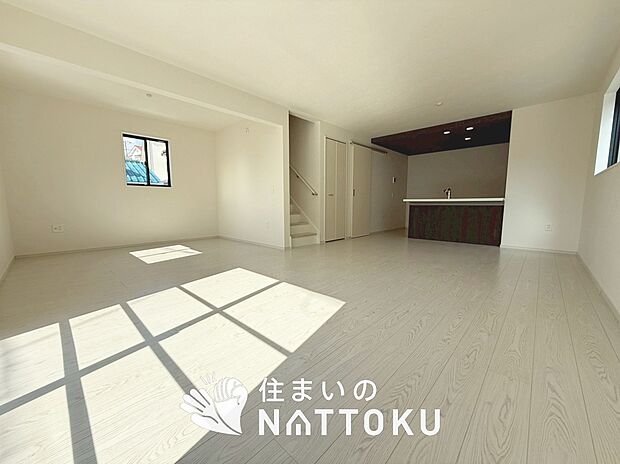 【現地写真（リビング）】フローリング材には、木目、色調など木材特有の風合いがあり、ナチュラルな美しさになっています。