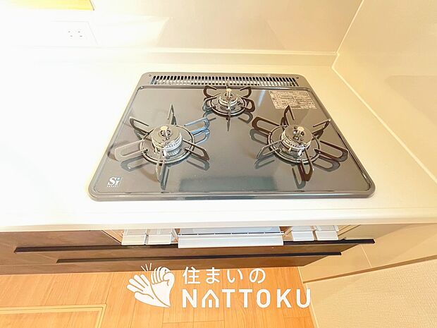 【ビルトインコンロ】フラットな構造で清掃性が高く、過熱防止センサー付3口タイプで日頃の家事も快適です。