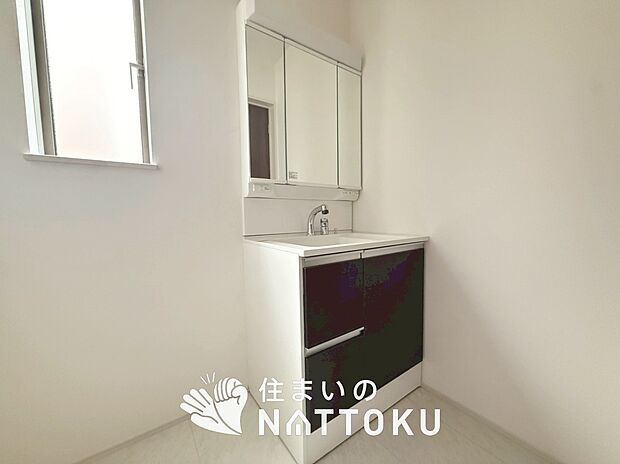 【洗面台・洗面所】鏡の両サイドは、必要なものを取出しやすく、大きな鏡面で朝の準備も快適。
使いやすいリフトアップ機能付きのシングルレバーシャワー水栓付です。
