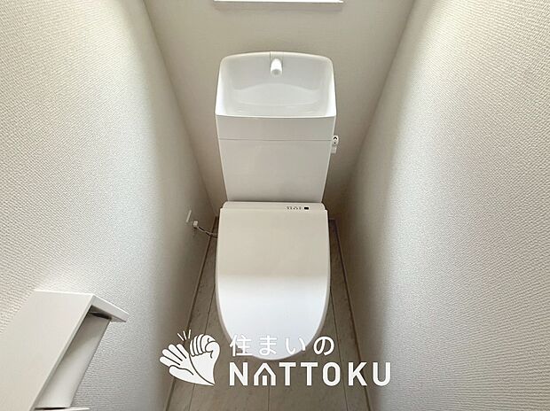 【トイレ】汚れてもサッとひと拭きでお手入れ簡単、エコ仕様の温水洗浄便座付きのトイレです。
バリアフリーにも配慮しています。
