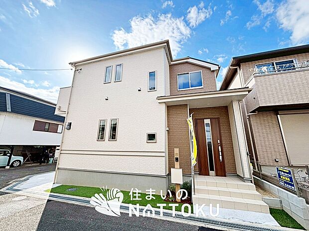 【現地写真（前道含む外観）】軽くて火災に強い屋根材を採用し、地震時の建物への負担や揺れを軽減しています。