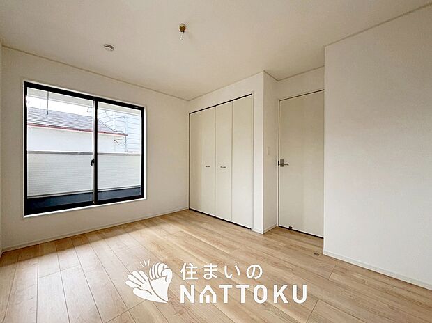 【現地写真(寝室)】木目の美しさを際立たせるシンプルデザインの建具を使用しています。