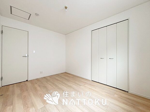 【現地写真(洋室)】木目の美しさを際立たせるシンプルデザインの建具を使用しています。