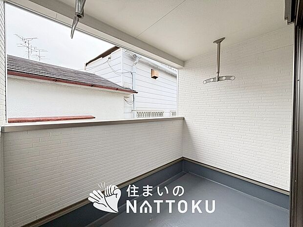 【バルコニー】奥行きが広く、洗濯物をゆったりと干せる十分な広さで、家族の洗濯も捗ります。