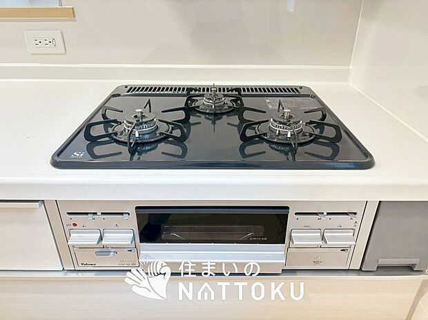 【ビルトインコンロ】フラットな構造で清掃性が高く、過熱防止センサー付3口タイプで日頃の家事も快適です。