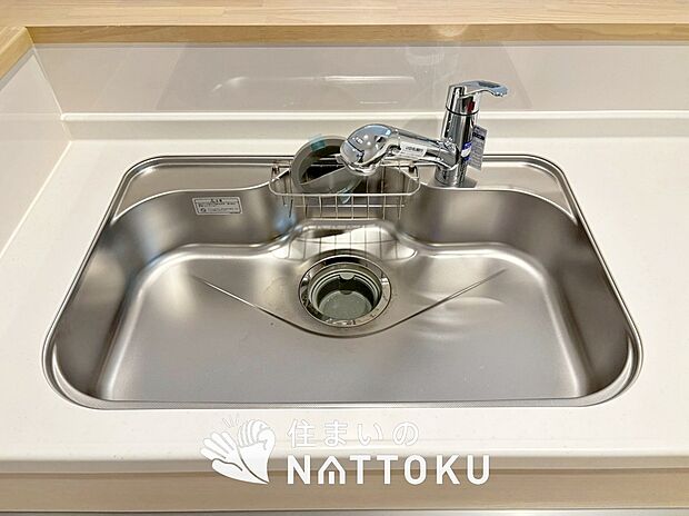 【浄水器内臓ハンドシャワー付シンク】広々とした凸型シンクに洗剤ポケットを標準装備。すっきり収納できます。
また、蛇口の先端に浄水器を内蔵しているため場所をとりません。