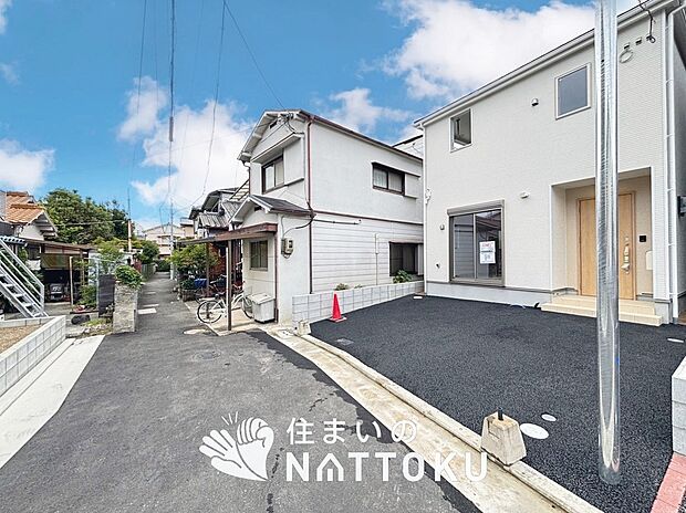 【現地写真(街並み)】がっしりとした骨組で安心、建築基準法で定められた壁量の1.3倍を確保しています。
