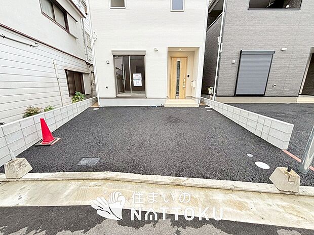 【現地写真(駐車場)】駐車スペースが広く、運転が苦手な方も安心です。