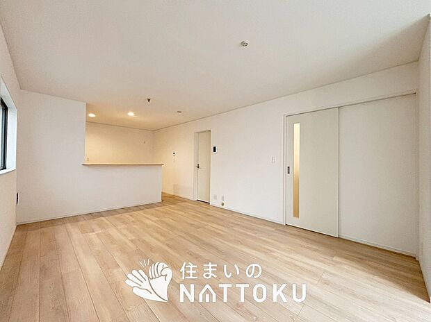 【現地写真(リビング)】フローリング材には、木目、色調など木材特有の風合いがあり、ナチュラルな美しさになっています。