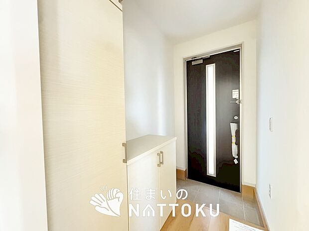 【現地写真（玄関）】玄関には、大型のシューズ収納を設置しています。