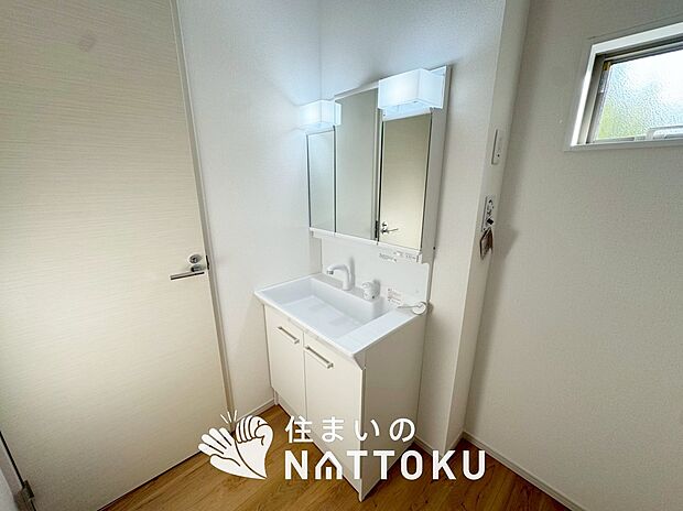 【洗面台・洗面所 】鏡の両サイドは、必要なものを取出しやすく、大きな鏡面で朝の準備も快適。
使いやすいリフトアップ機能付きのシングルレバーシャワー水栓付です。
