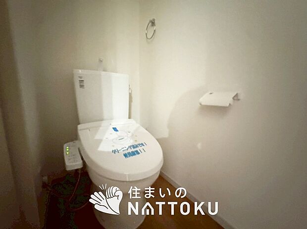 【トイレ	 】汚れてもサッとひと拭きでお手入れ簡単、エコ仕様の温水洗浄便座付きのトイレです。
バリアフリーにも配慮しています。
