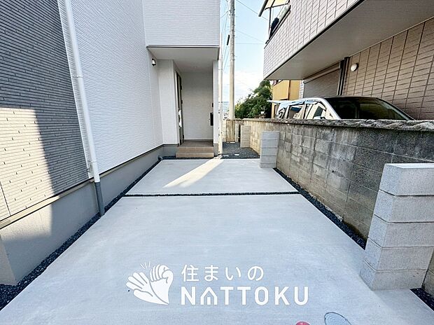 【現地写真（駐車場）】駐車スペースが広く、運転が苦手な方も安心です。