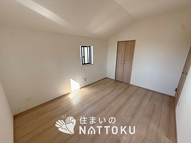 【現地写真（洋室）】木目の美しさを際立たせるシンプルデザインの建具を使用しています。