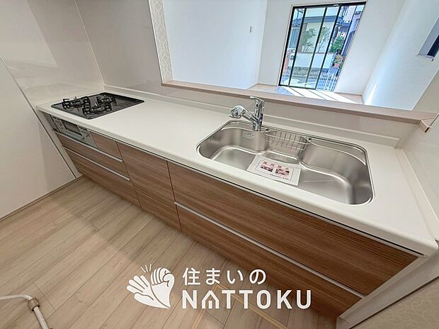 【現地写真（キッチン）】収納たっぷりのシステムキッチン、浄水器付水栓を標準装備しています。