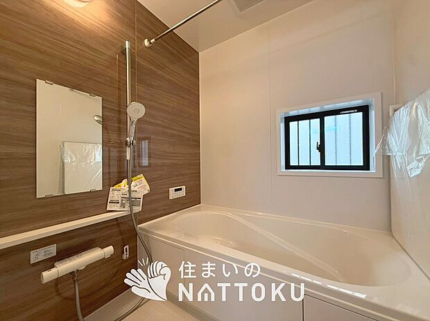 【現地写真（浴室）】浴室暖房乾燥機付き。１坪タイプで広々です。