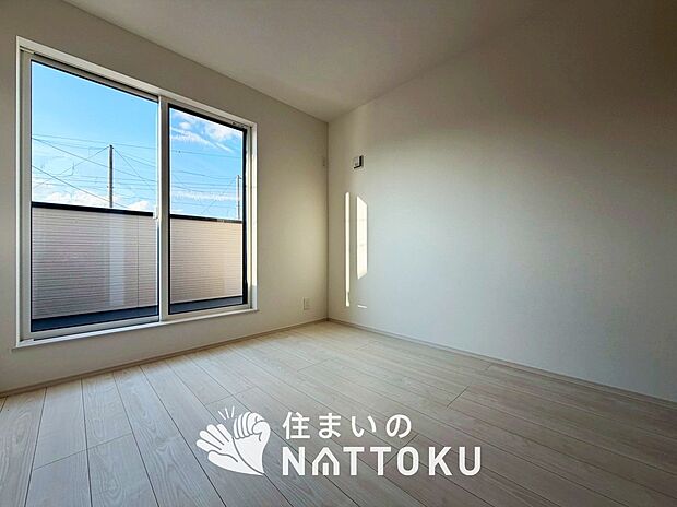 【現地写真（寝室）】木目の美しさを際立たせるシンプルデザインの建具を使用しています。