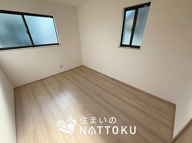 【現地写真（寝室）】木目の美しさを際立たせるシンプルデザインの建具を使用しています。