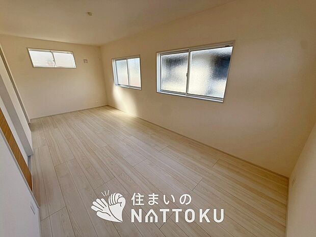 【現地写真(寝室)】木目の美しさを際立たせるシンプルデザインの建具を使用しています。