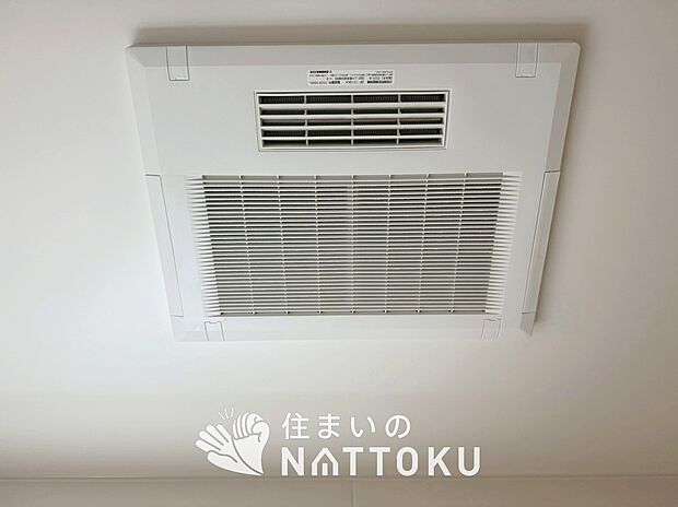 【浴室暖房換気乾燥機】寒い冬場はあたたかく、暑い夏場は扇風機のような心地よさです。
雨の日は、浴室が衣類乾燥スペースになります。