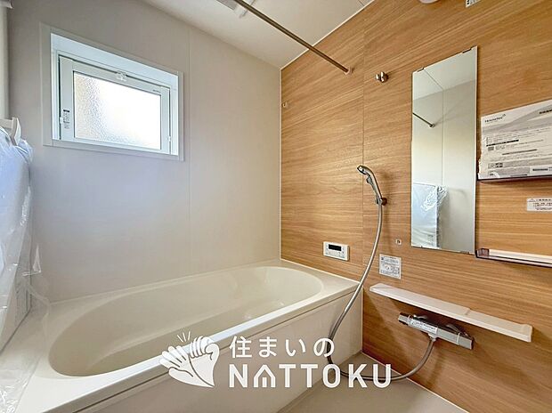 【現地写真(浴室)】浴室暖房乾燥機付き。1坪タイプで広々です。