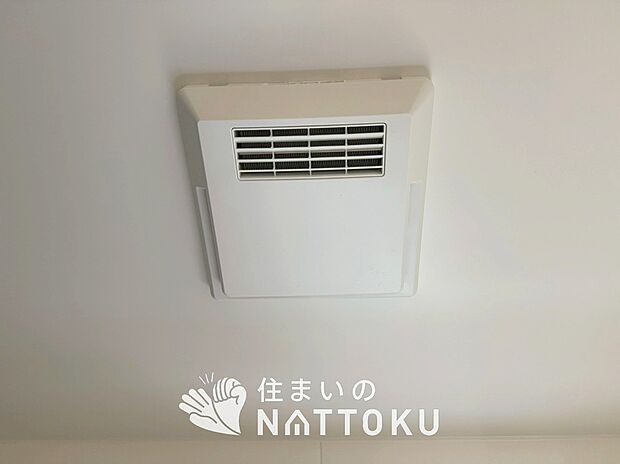 【浴室暖房換気乾燥機】サイドブロー機能で、乾燥効率アップです。
サイドに吹き出しを搭載することにより浴室内を端まで循環する気流ができ、さらに省エネ性能がアップします。
