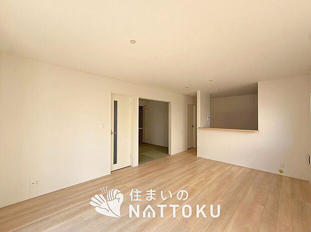 【現地写真（リビング）】フローリング材には、木目、色調など木材特有の風合いがあり、ナチュラルな美しさになっています。