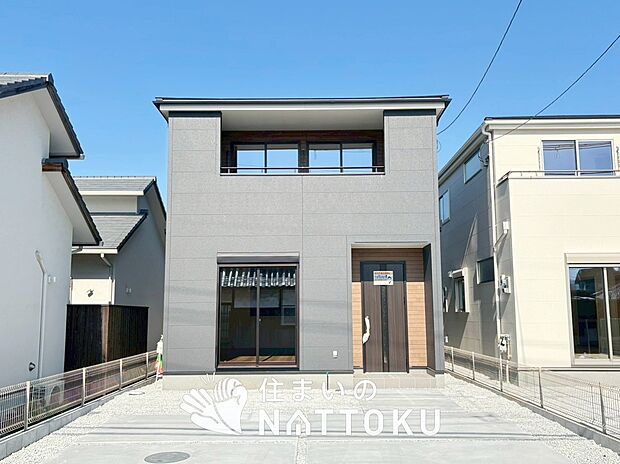 【現地写真（外観）【２号地】】軽くて火災に強い屋根材を採用し、地震時の建物への負担や揺れを軽減しています。