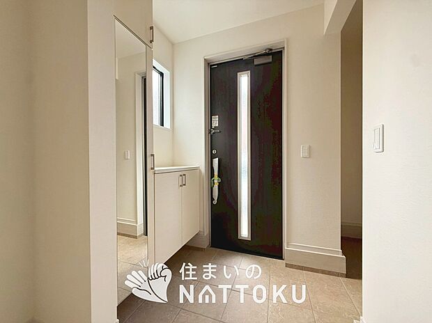 【現地写真（玄関）】玄関には、大型のシューズ収納を設置しています。