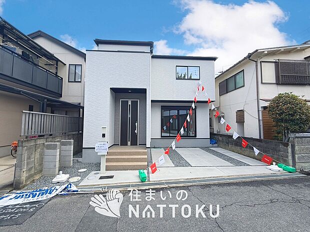 【現地写真（外観）】軽くて火災に強い屋根材を採用し、地震時の建物への負担や揺れを軽減しています。