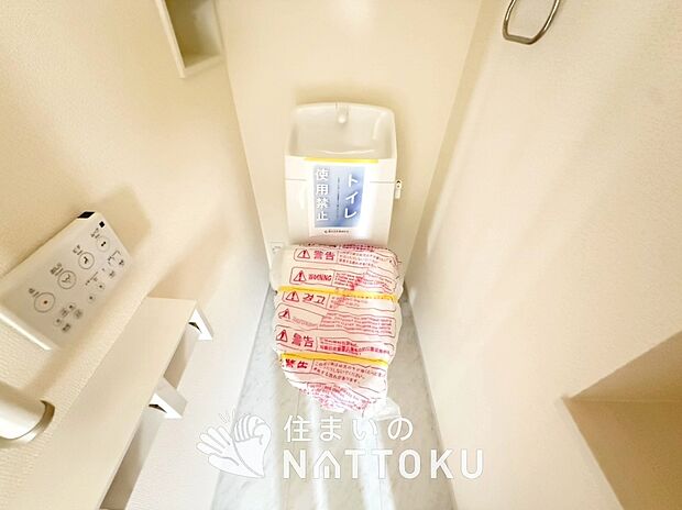 【トイレ】汚れてもサッとひと拭きでお手入れ簡単、エコ仕様の温水洗浄便座付きのトイレです。
バリアフリーにも配慮しています。
