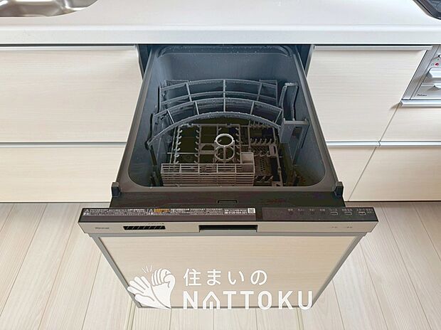 【食器洗い乾燥機】食後の時間にゆとりを与えてくれる食器洗い乾燥機。
操作ボタンも上面にあるので、腰をかがめずに操作ができラクラクです。
