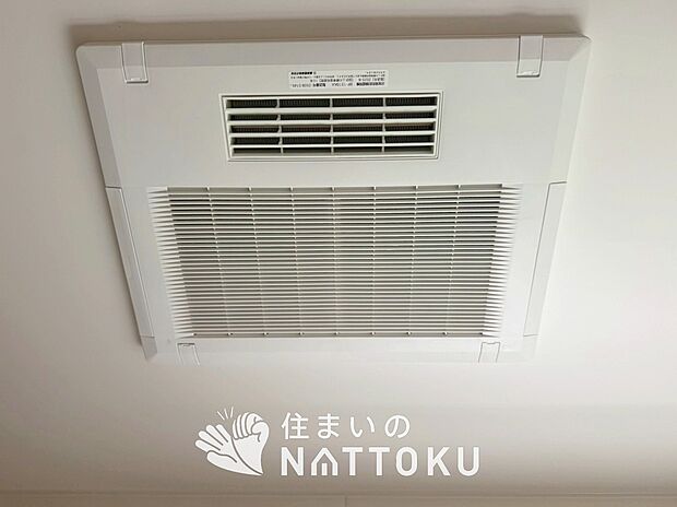 【浴室暖房換気乾燥機】寒い冬場はあたたかく、暑い夏場は扇風機のような心地よさです。
雨の日は、浴室が衣類乾燥スペースになります。
