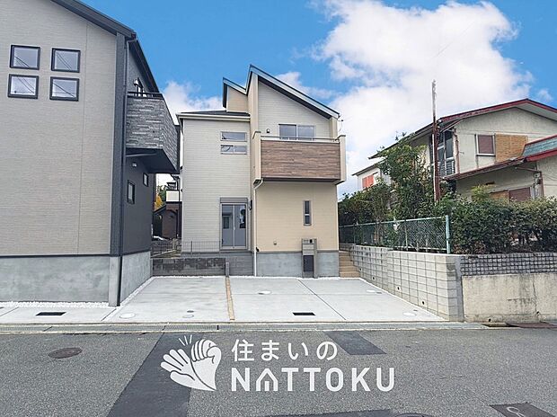 【現地写真（外観）【１号地】】雨で汚れを落とし、耐久性・耐候性に優れた外壁を使用しています。