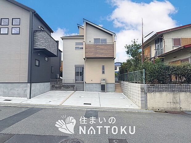 【現地写真（外観）【１号地】】軽くて火災に強い屋根材を採用し、地震時の建物への負担や揺れを軽減しています。