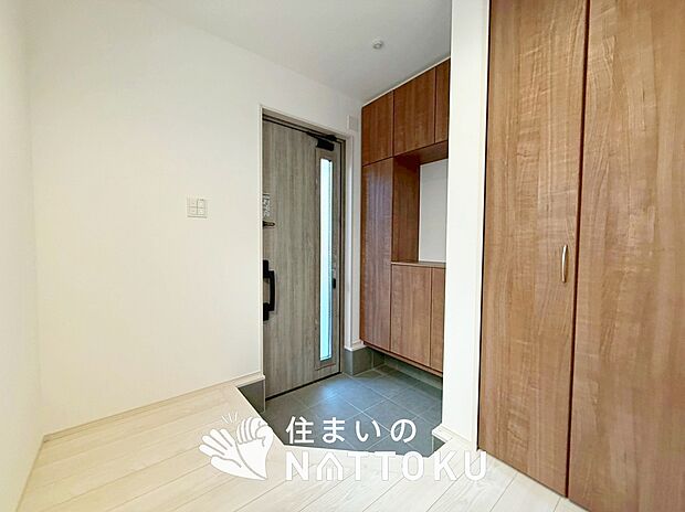【現地写真（玄関）】玄関には、大型のシューズ収納を設置しています。