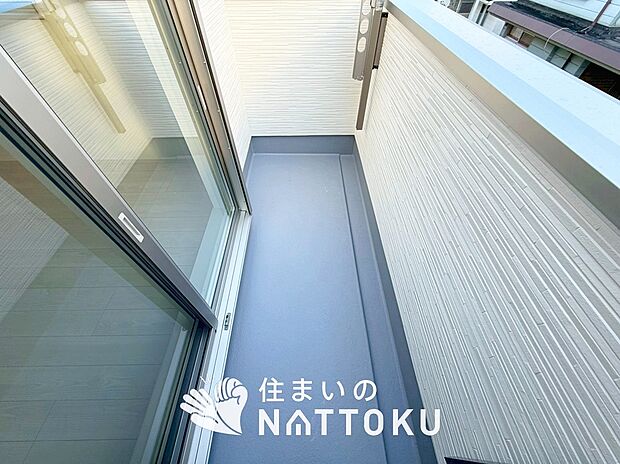 【バルコニー】奥行きが広く、洗濯物をゆったりと干せる十分な広さで、家族の洗濯も捗ります。