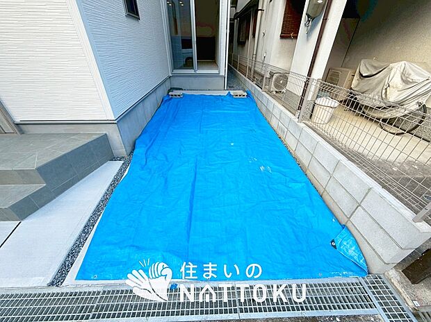 【現地写真（駐車場）】駐車スペースが広く、運転が苦手な方も安心です。