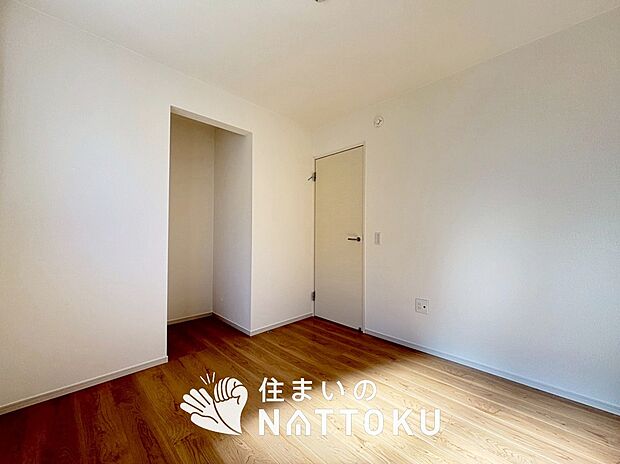 【現地写真（洋室）】木目の美しさを際立たせるシンプルデザインの建具を使用しています。