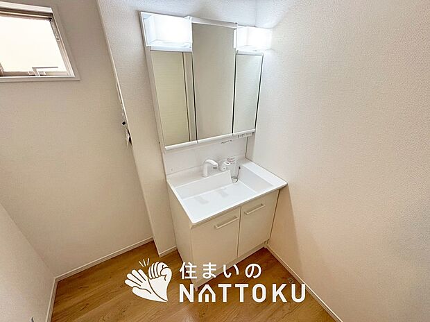 【洗面台・洗面所】鏡の両サイドは、必要なものを取出しやすく、大きな鏡面で朝の準備も快適。
使いやすいリフトアップ機能付きのシングルレバーシャワー水栓付です。
